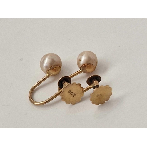 347 - A pair of 6mm diameter pearl earrings with gold screw fittings 9ct