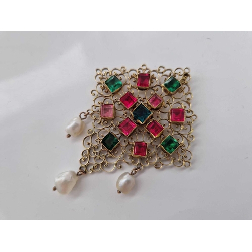 350 - A GEORGIAN HIGH CARAT GOLD PENDANT SET WITH GREEN AND RED STONES WITH THREE NATURAL PEARLS SUSPENDED... 