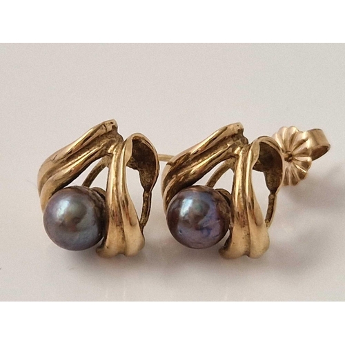 389 - A pair of pearls set earrings 9ct 2.3 gms