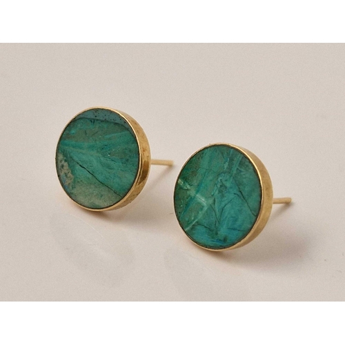 390 - A pair of circular gold and green stone earrings 2.4 gms