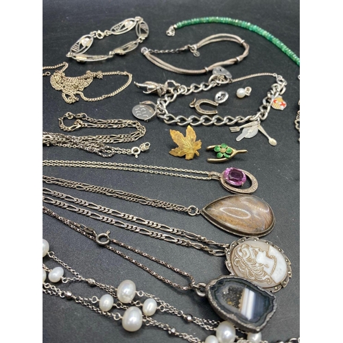 409 - A selection a vintage silver jewellery items 117 gms