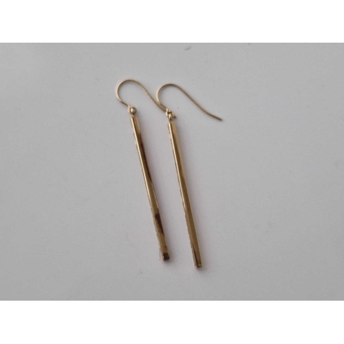 424 - A pair of long drop earrings 9ct 1.2 gms