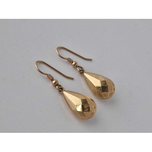 425 - A pair of drop earrings 9ct 2 gms