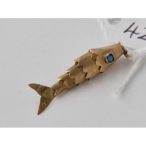 428 - A articulated fish charm with turquoise eyes 14ct gold 1.1 gms