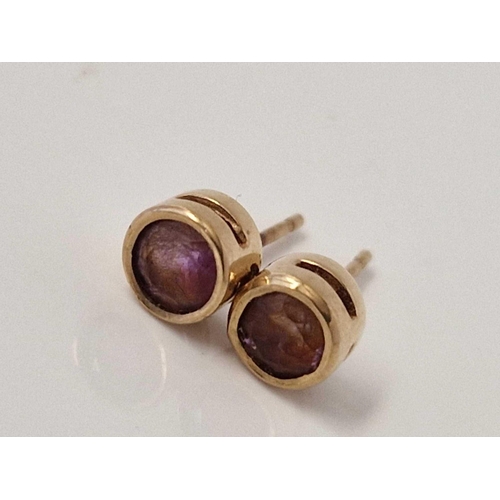 493 - Two pairs of  stud earrings 9ct 1.7 gms