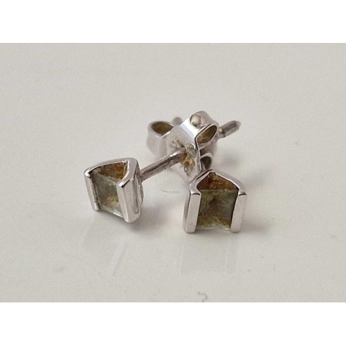 493 - Two pairs of  stud earrings 9ct 1.7 gms