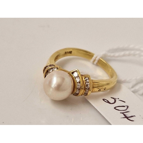 504 - A PEARL AND DIAMOND RING 18CT GOLD SIZE O 5.2 GMS