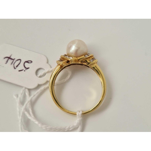 504 - A PEARL AND DIAMOND RING 18CT GOLD SIZE O 5.2 GMS