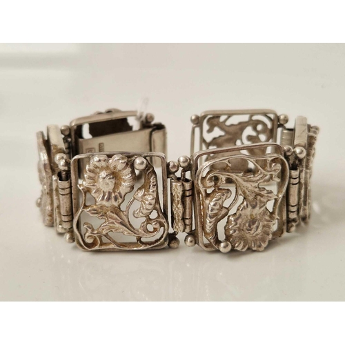 510 - A silver panel bracelet 8 inch 7.1 gms