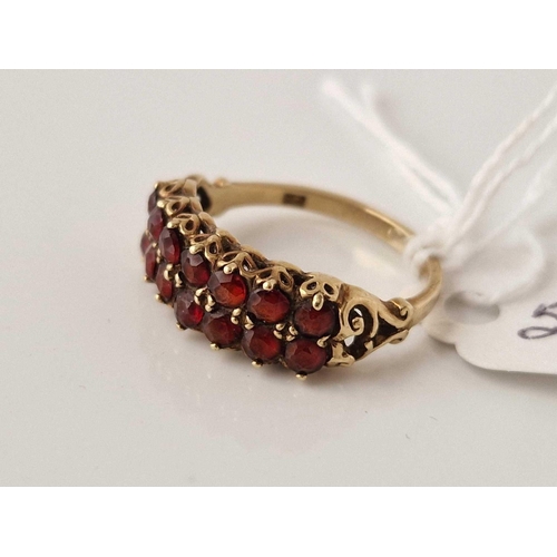 511 - A gold ring with two rows of garnets size M 2.3 gms