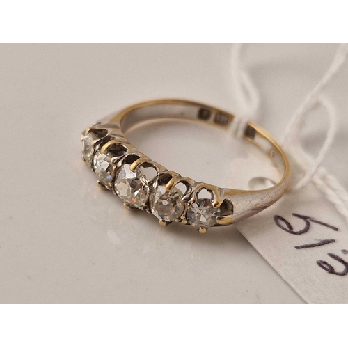 513 - A GOOD FIVE STONE DIAMOND RING 18CT GOLD SIZE P