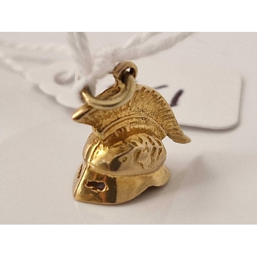 551 - A Roman Legionnaire helmet charm 18ct gold 1.6 gms