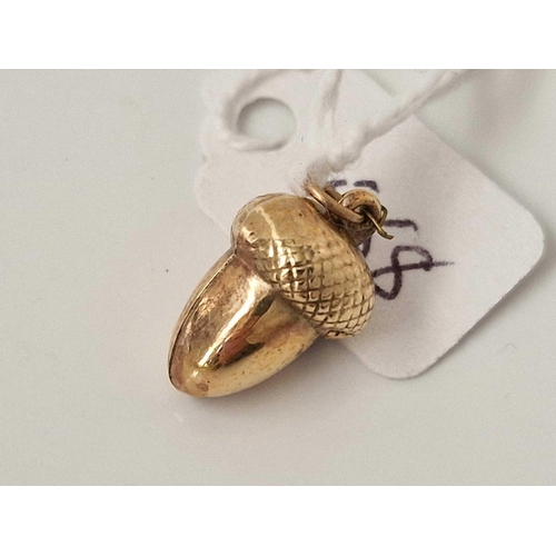 558 - A acorn charm 9ct