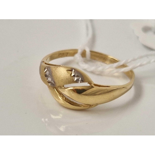 560 - A modernistic ring 14ct gold size P 1.7 gms