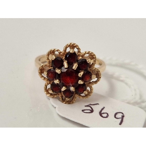 569 - A garnet cluster ring 9ct size M 3.2 gms