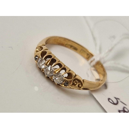 587 - A FIVE STONE  DIAMOND RING 18CT GOLD SIZE Q