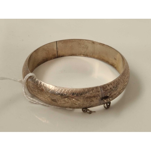 595 - A silver hinged bangle 20 gms