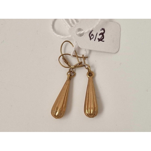 613 - A pair of drop earrings 9ct 1.3 gms