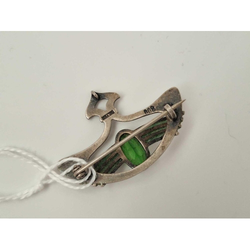 618 - A stylish silver brooch with green stone