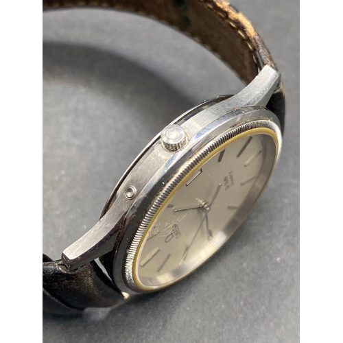 659 - A GENTS OMEGA DE VILLE QUARTZ WRIST WATCH WITH SECONDS DIAL AND DATE APERTURE