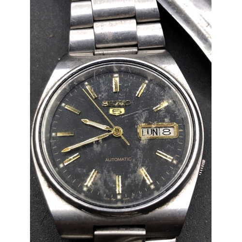 693 - A gents SEIKO wrist watch with seconds sweep and date aperture