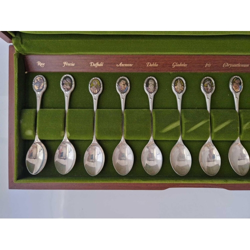 821 - Set of twelve Royal Horticultural Society, boxed flower spoons, 315 g approx