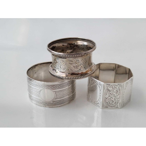 828 - Three napkin rings with engraved decoration, one Birmingham 1907, 60 g