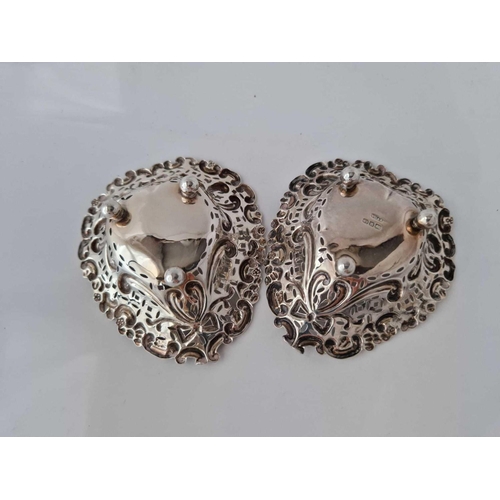 852 - A pair of heart shaped bon bon dishes, each on ball feet, 3.5 inches wide, Birmingham 1969, 40 g