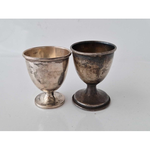 873 - Two egg cups on pedestal bases, 2.5