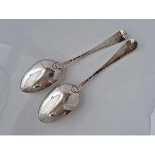 884 - A pair of George II table spoons, London 1753?, 100g