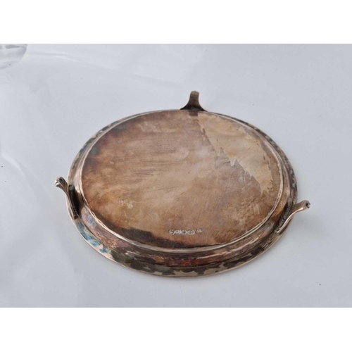 888 - A good George III circular salver with crested centre, reeded rim, three bracket feet, 7.5