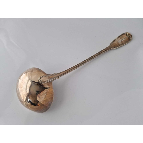 890 - An Early Victorian soup ladle, fiddle thread pattern, London 1815 by EE, 325g