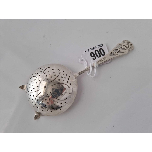 900 - A tea strainer with pierced scroll handle, Sheffield 1920, 47g