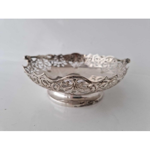 934 - A pierced swing handled dish on rim foot, Sheffield 1937 by JR, 193g