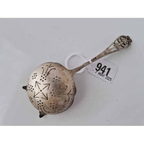 941 - A tea strainer with pierced handle, Sheffield 1931, 46g