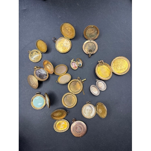 13 - A bag of assorted lockets