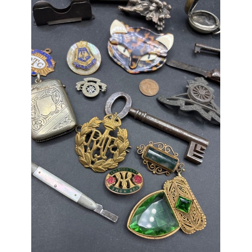 14 - A bag of assorted costume jewellery etc.