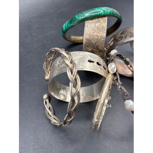 19 - A Bag of assorted silver angles etc. 120 gms