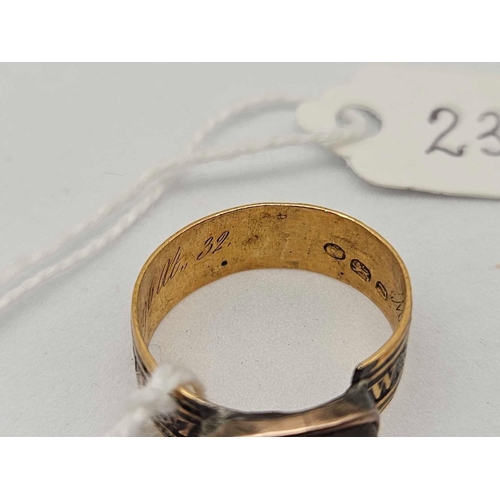 23 - A GEORGE III MOURNING RING 22CT GOLD AF SIZE K 3.7 GMS