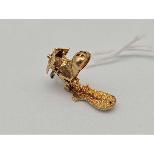 39 - A lady in a shoe opening charm 9ct 3.5 gms