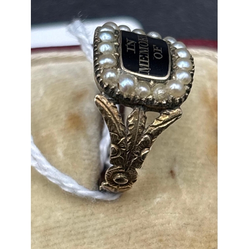 60 - A GEORGIAN GOLD ENAMEL AND PEARL MEMORIAL RING DEDICATED TO JOHN AND ANN MOORE DIED 1835 AND 40 SIZE... 