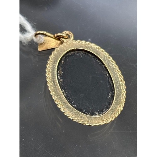 101 - Oval opal pendant 9ct 3.5g