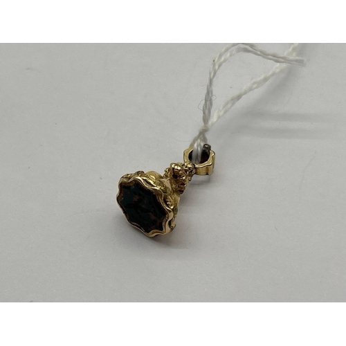 20 - A 19th century gold cased seal fob with bloodstone 4.4g