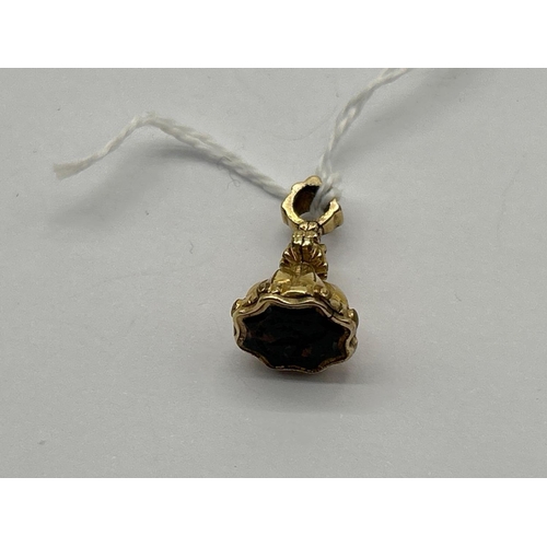 20 - A 19th century gold cased seal fob with bloodstone 4.4g