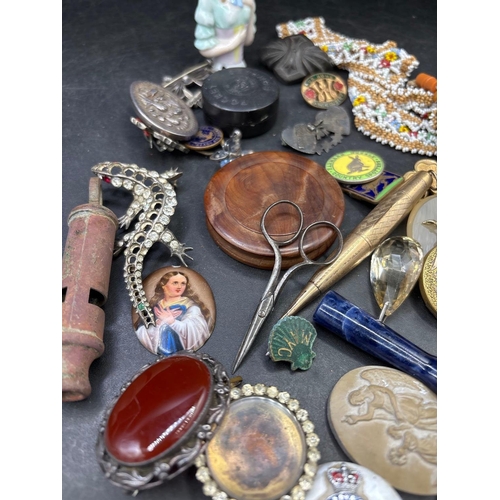 40 - A bag of assorted costume and other items