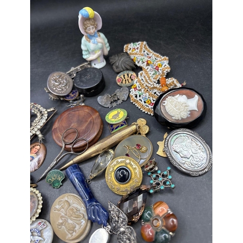 40 - A bag of assorted costume and other items