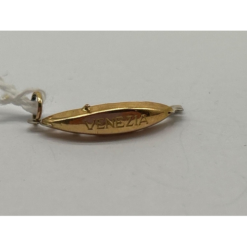 42 - A gondolier charm 18ct