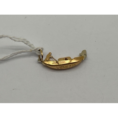 42 - A gondolier charm 18ct