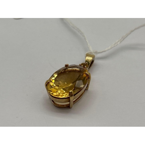 64 - A gold and large citrine pendant 8.0g