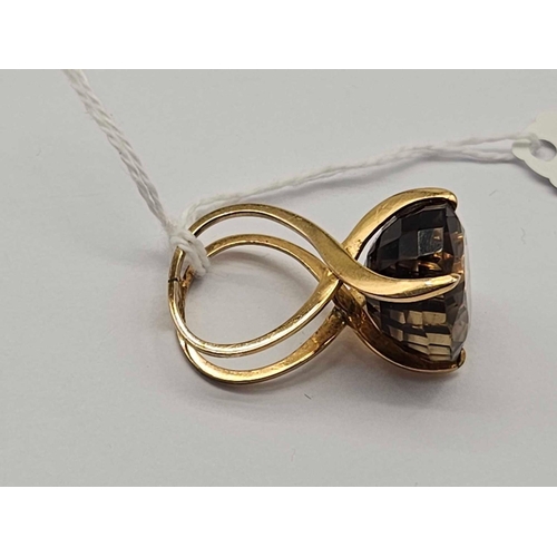 83 - AN UNUSUAL MODERNISTIC SMOKEY QUARTZ DRESS RING 14 CT SIZE 0 13.3 G